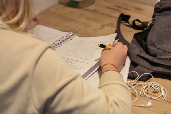 op deze foto is een meisje te zien dat haar huiswerk aan het maken is. Ze is zich aan het voorbereiden voor de examens.